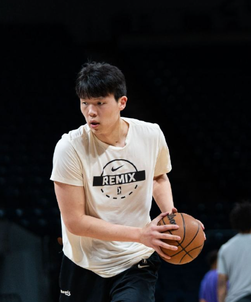 看马刺打掘金说小杨

大家一直以来都说一个命题 小杨在打比他矮的，事实上，中锋背