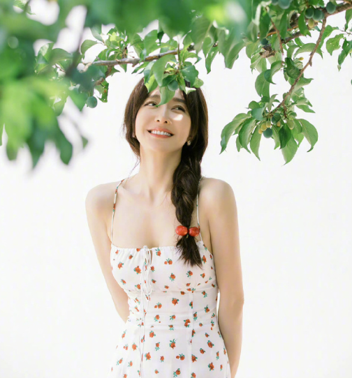 玫瑰碎花裙搭配田园麻花辫，清新可人