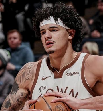 桑托斯31分，勇士险胜篮网。NBA常规赛，勇士主场迎战篮网，这场比赛，桑托斯是砍