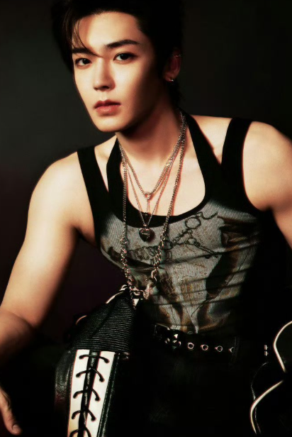 侯明昊被粉丝扛走笑翻全网！出道十周年桃妹解锁新操作，扛等身人形立牌圆梦，妥妥实现