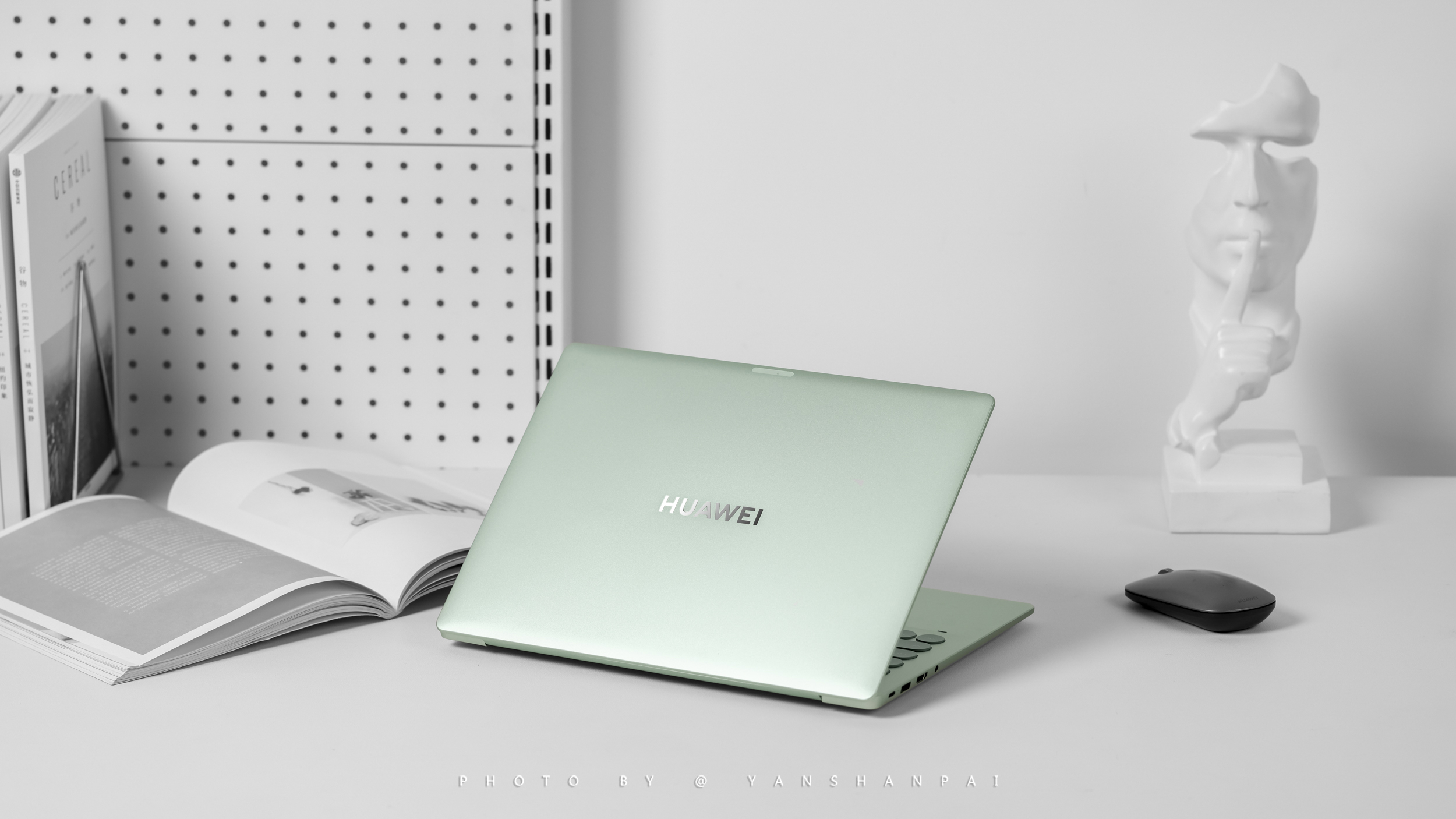 分享一组华为MateBook 14 鸿蒙版图赏。
原野绿配色 + 圆形波点键盘设