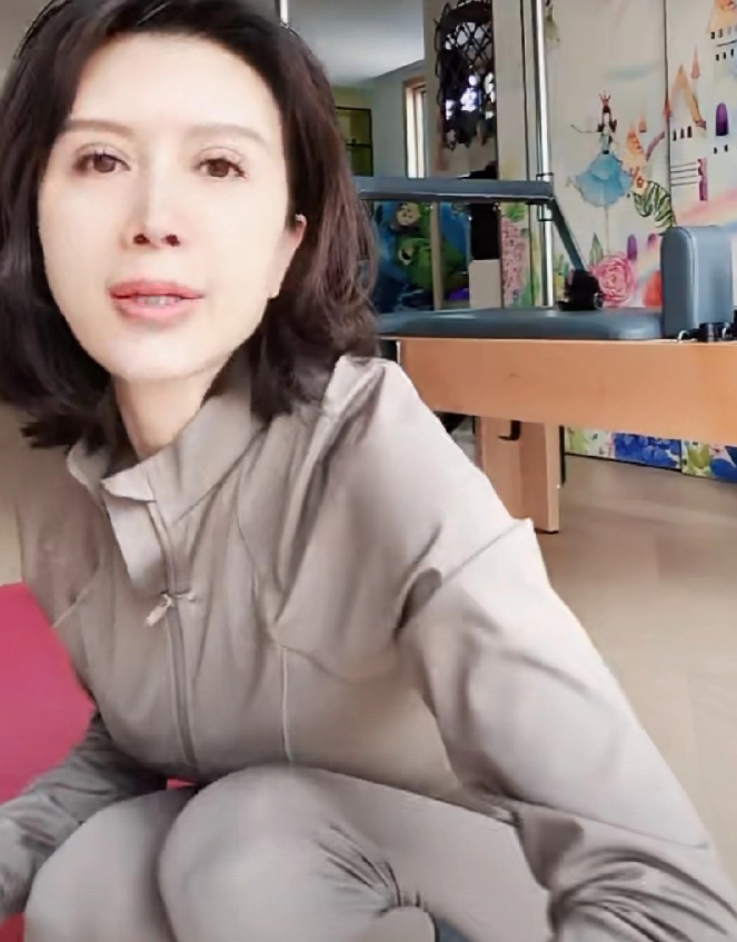 金巧巧做瑜伽美颜开到最大画质都模糊了
镜头位置摆放的也很尴尬，配上瑜伽动作像是在