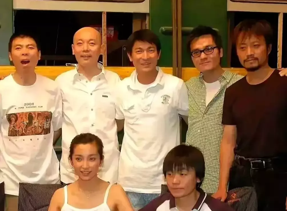 刘德华怎么也没有想到，20多年前顺顺便便的一张合影，现在确火得一塌糊涂，那是王宝