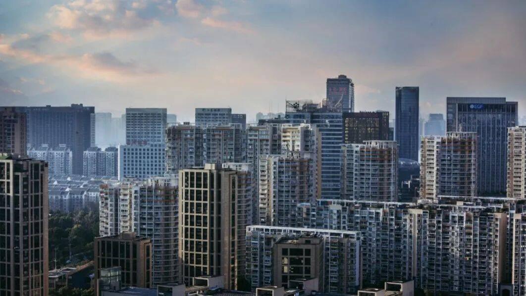 长期重仓杭州、高价抢“地王”，“民营房企一哥”滨江集团想踩刹车了？