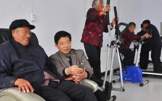 90岁老爷爷被儿子送养老院，偷捐掉给儿子的500万，2个月后儿子却笑出了声