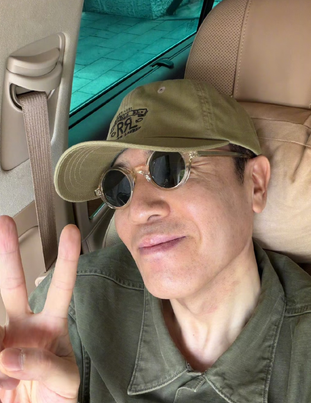 55岁于和伟儿童节发动态，自称自己是老儿童，晒素颜比耶照片，祝大家节日快乐，叔真
