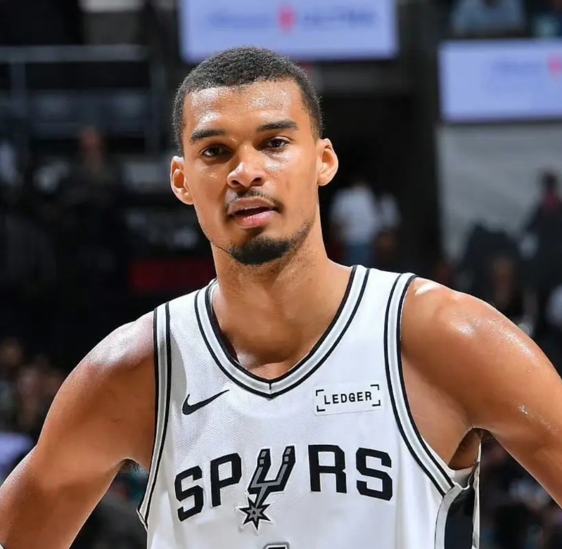 文班亚马也因伤歇了！马刺说剩余比赛能出战一场，就是为了让文班有资格拿MVP呗
