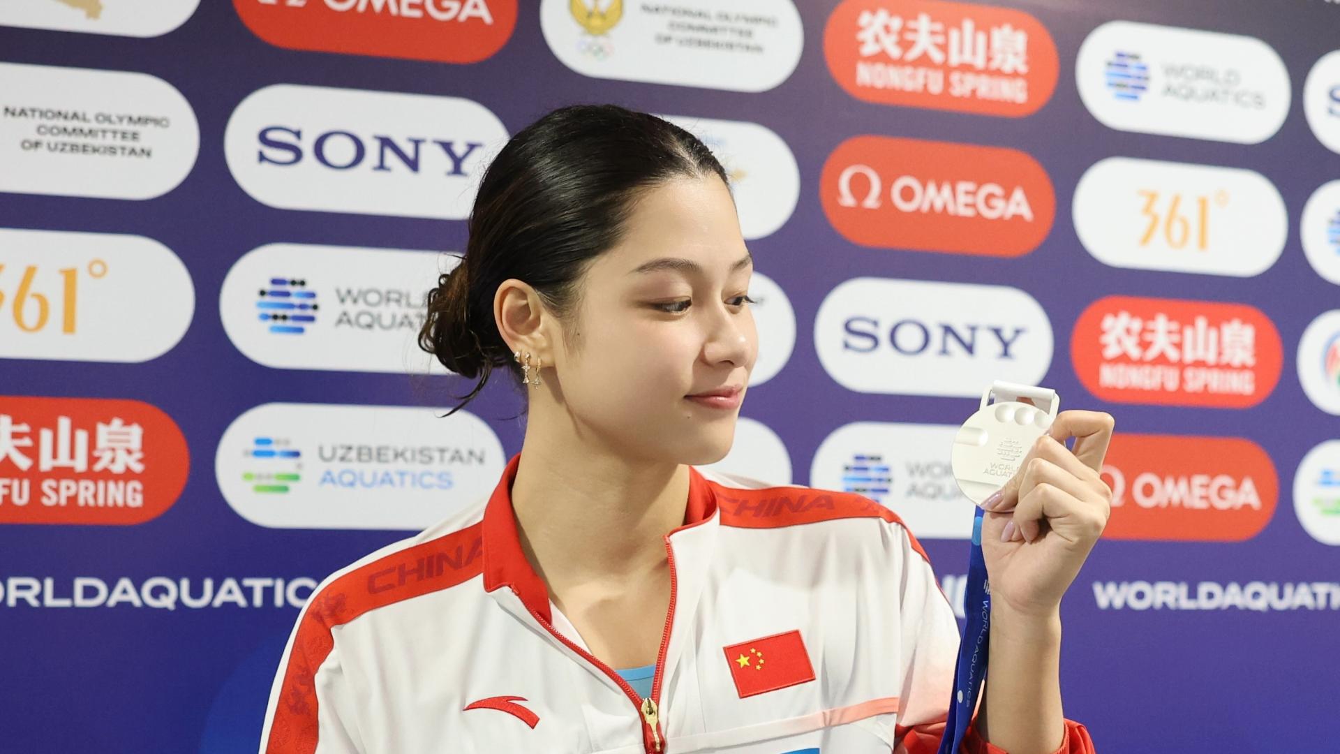 夺三连冠+破纪录！中国21岁游泳女神大闪耀：又美又飒