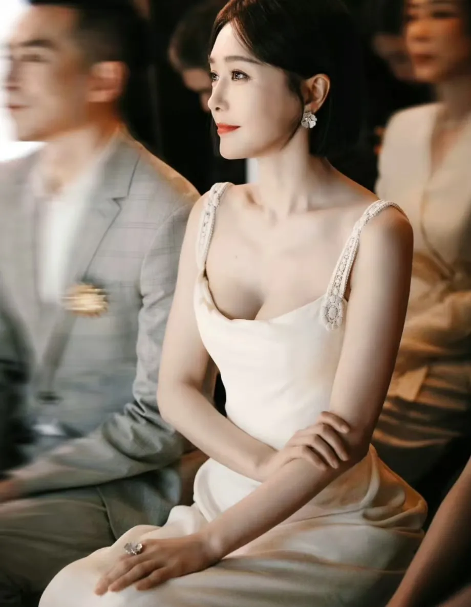 40多岁的秦岚为何至今还是单身?
第一：被前任伤得太深，对爱情没有了希望，既然得