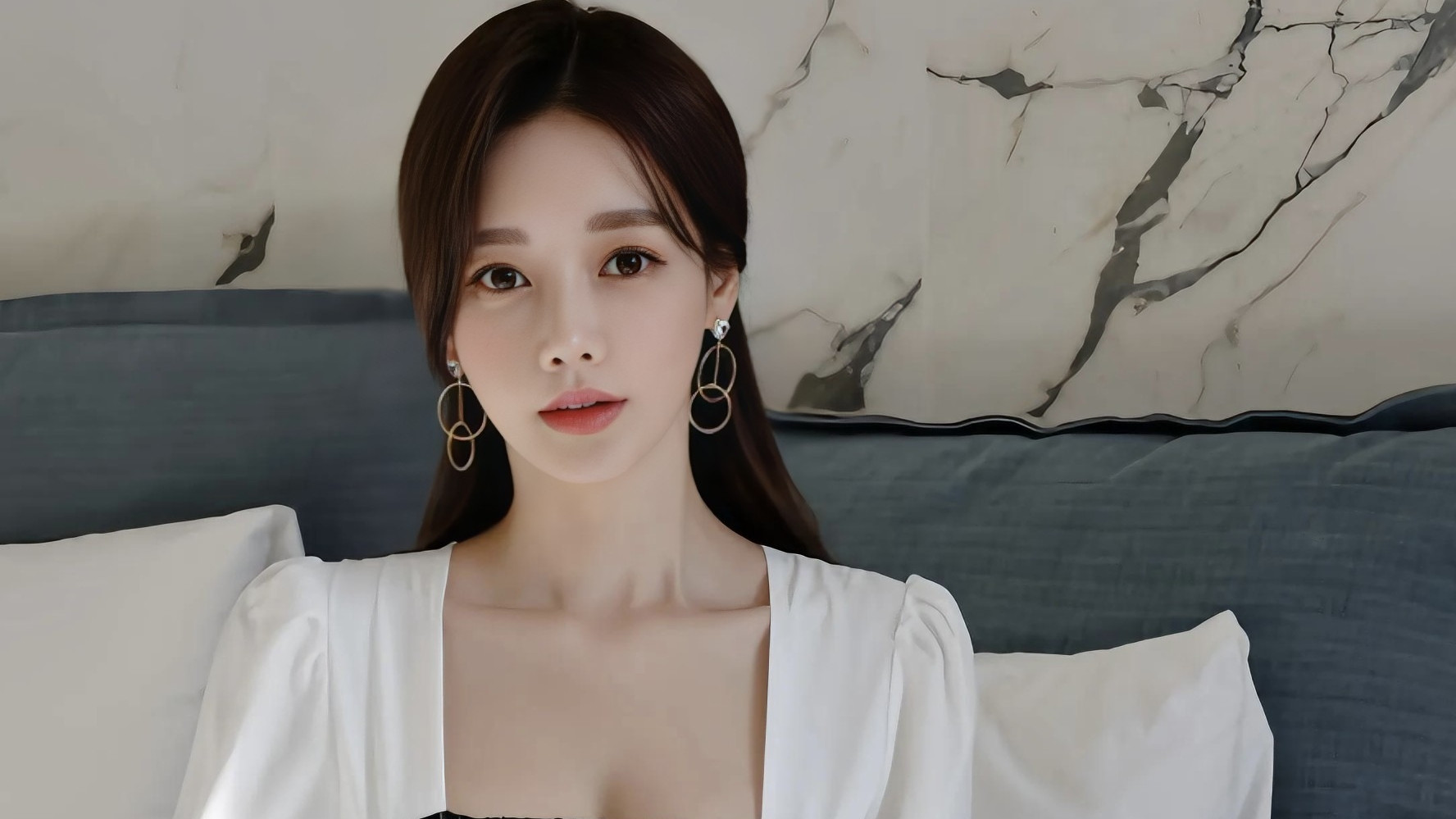 金罗裁袂曳清涟，蓝蕊凝香缀玉肩，眉描黛色云山外，眸光流动秋水前