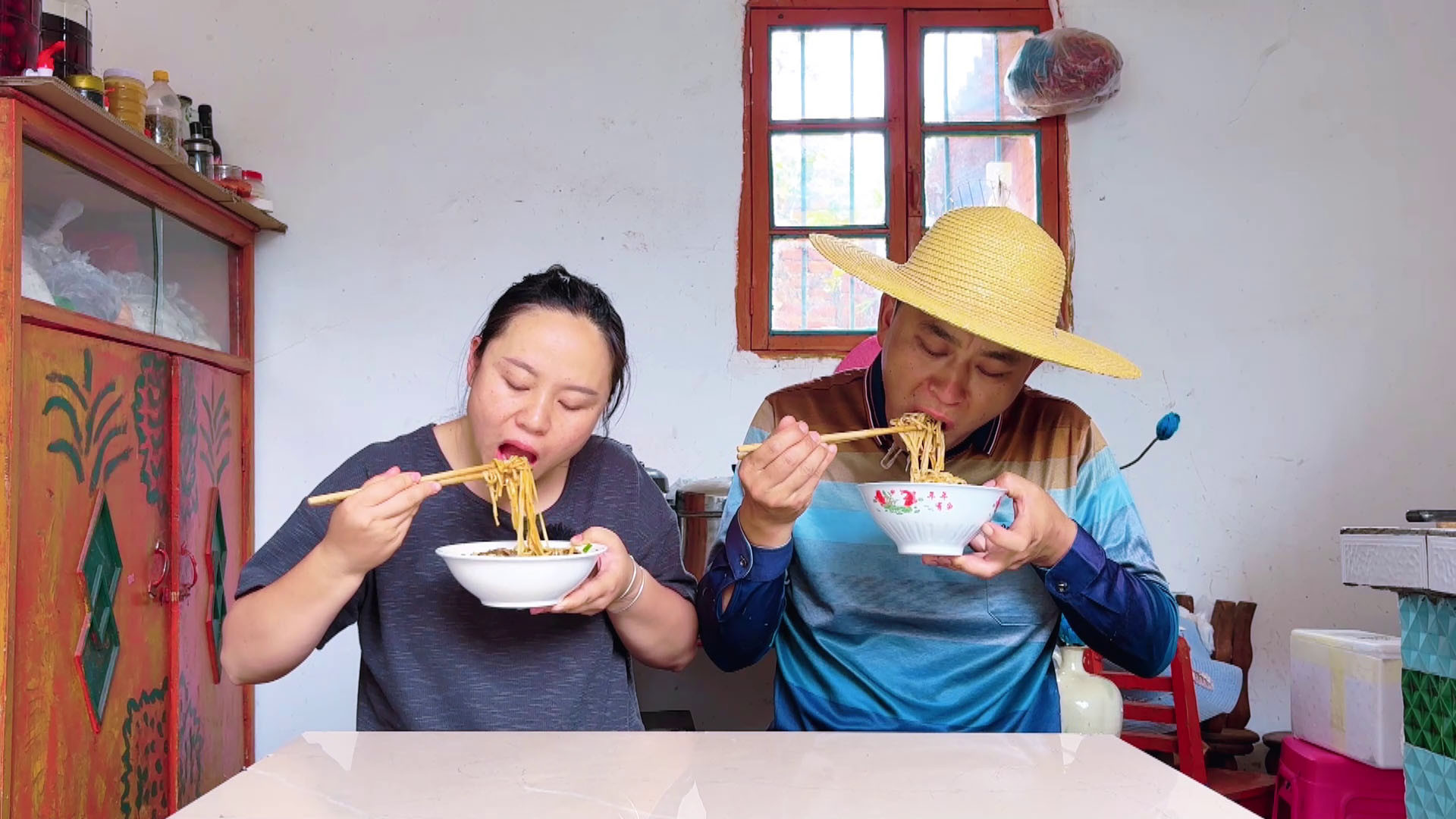 儿女不在身边，夫妻二人守着小家，一碗热面便是安稳幸福