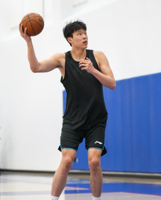 杨瀚森能不能打出来全在于心态
几千万身家，回cba也是几百万顶薪，妥妥人生赢家。