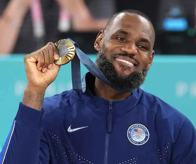 前NBA球员伊曼-香珀特在节目中谈到倘若勒布朗-詹姆斯打完这份两年合同，迎来个人
