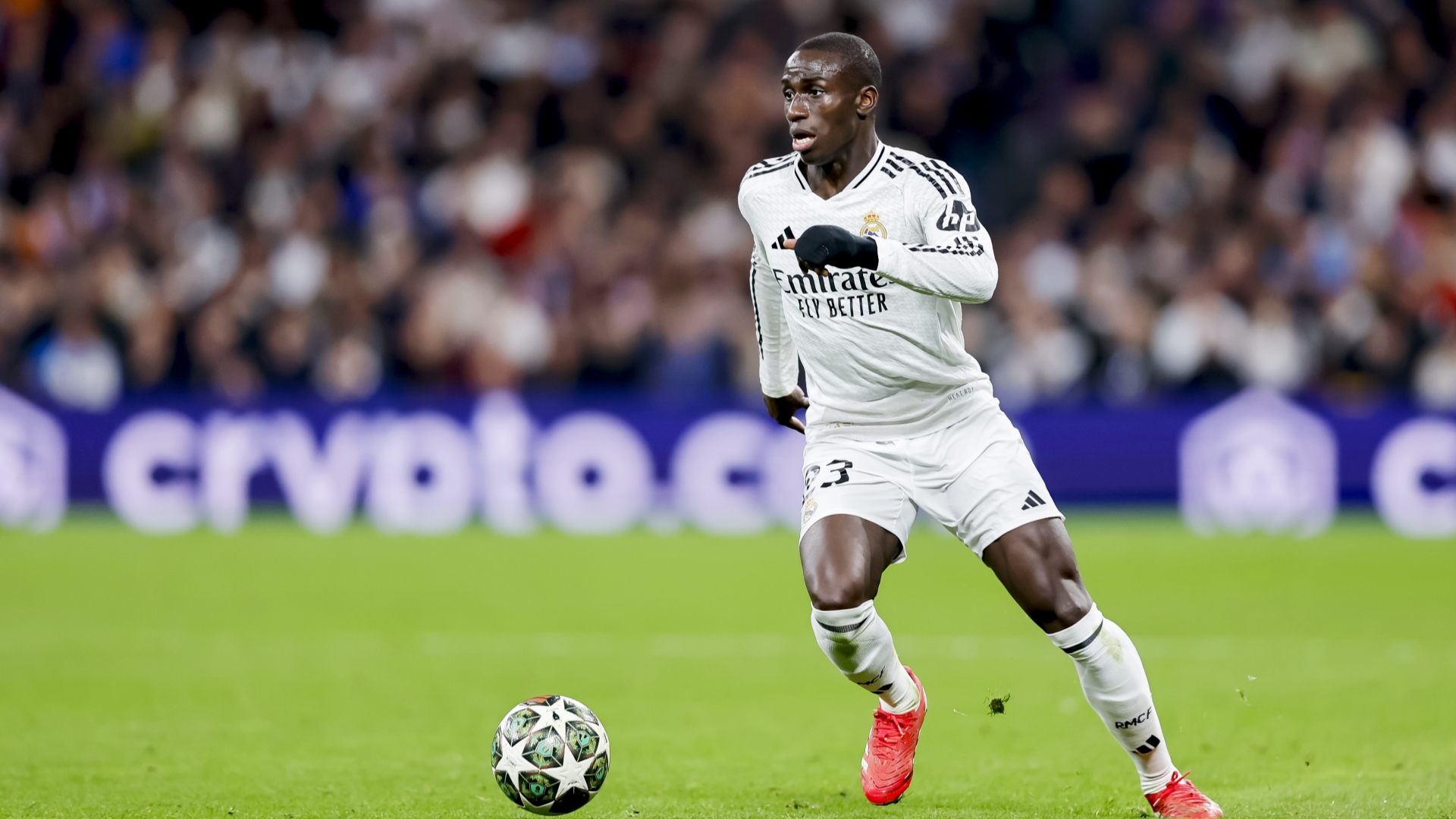 皇马左后卫门迪右腿股二头肌肌肉拉伤，本赛季仅出场5次共计247分钟。
门迪本赛季