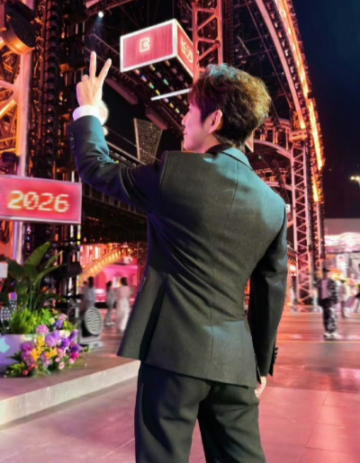 好六团惊喜合体，何炅、王鹤棣、泽林同框录制亲爱的客栈，光是路透就足够心动 ​​​