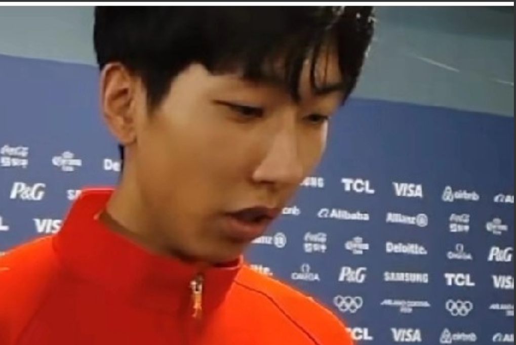 很温暖的一幕！

原来在米兰冬奥会短道速滑1000米比赛结束后，拿到银牌的孙龙在