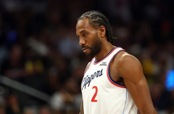 NBA附加赛，勇士126-121战胜快船。

快船球员科怀-伦纳德出战40分钟，