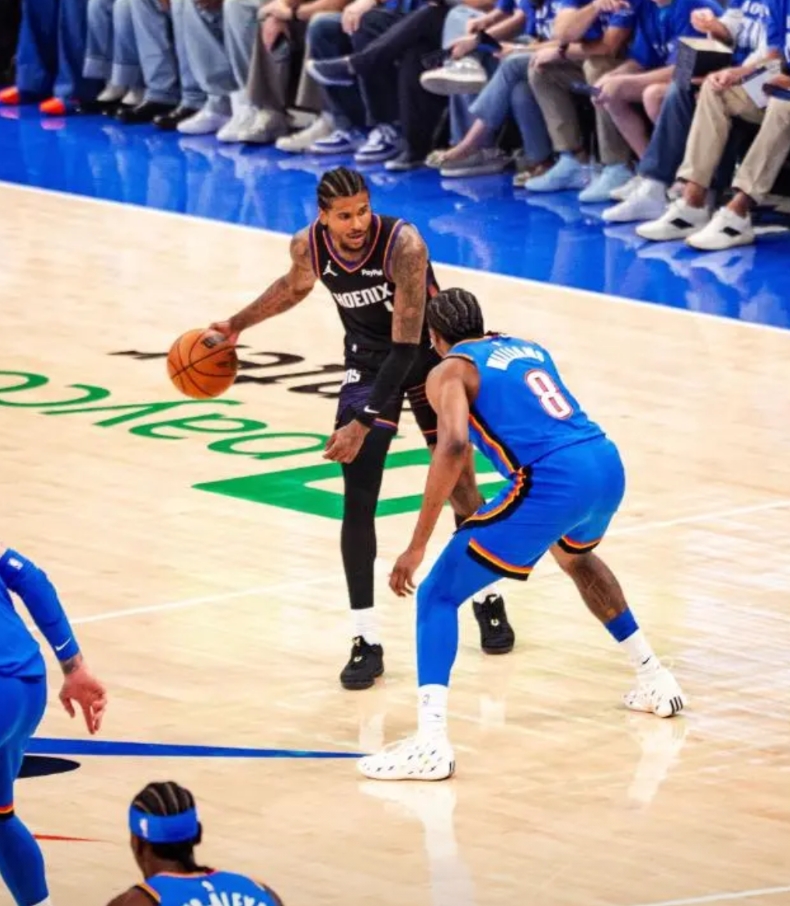 为什么打勇士就很厉害太阳，打雷霆就不行了呢？
原因很简单！NBA季后赛首轮G1，