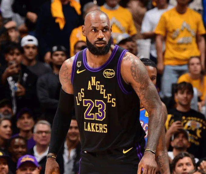 据ESPN NBA记者Dave McMenamin的报道：勒布朗-詹姆斯身边的相