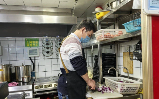 连锁老板嘲讽我小面馆必倒，拆迁队放话强拆，谁知我喂饱的“流浪汉”竟是纪委书记，一个电话让他们求饶…