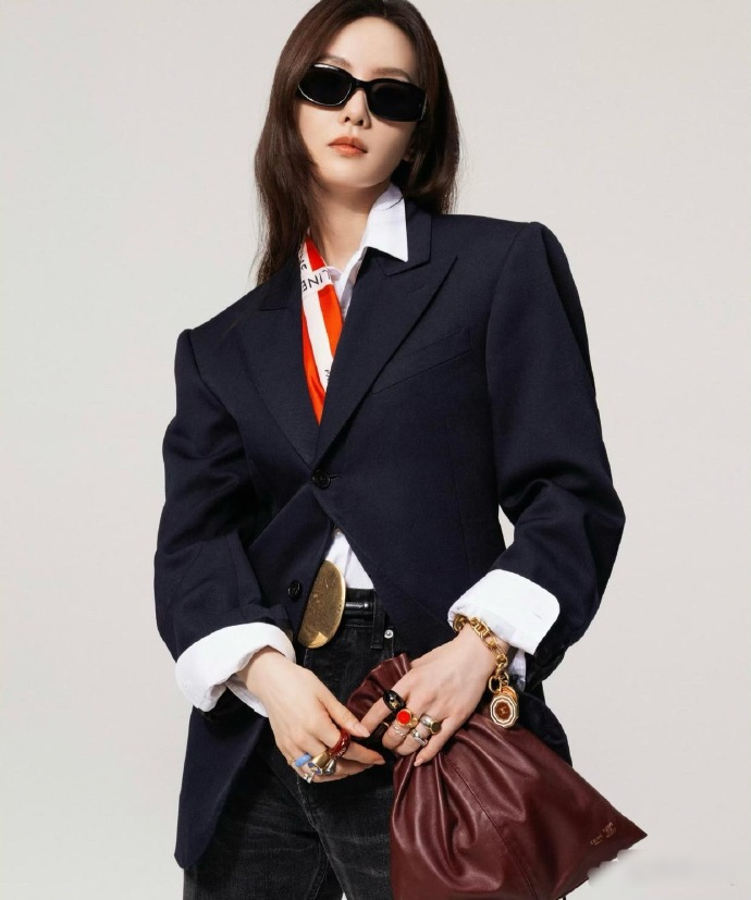 好敬业的代言人刘诗诗，十个手指头都快不够用了，一眼望过去，满手都是戒指。 