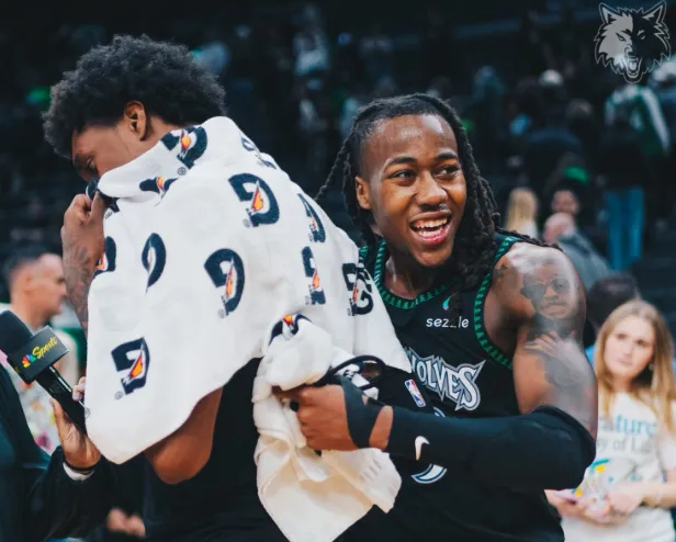 NBA常规赛，森林狼102-92击败凯尔特人。
森林狼官方发文：久违了，时隔76