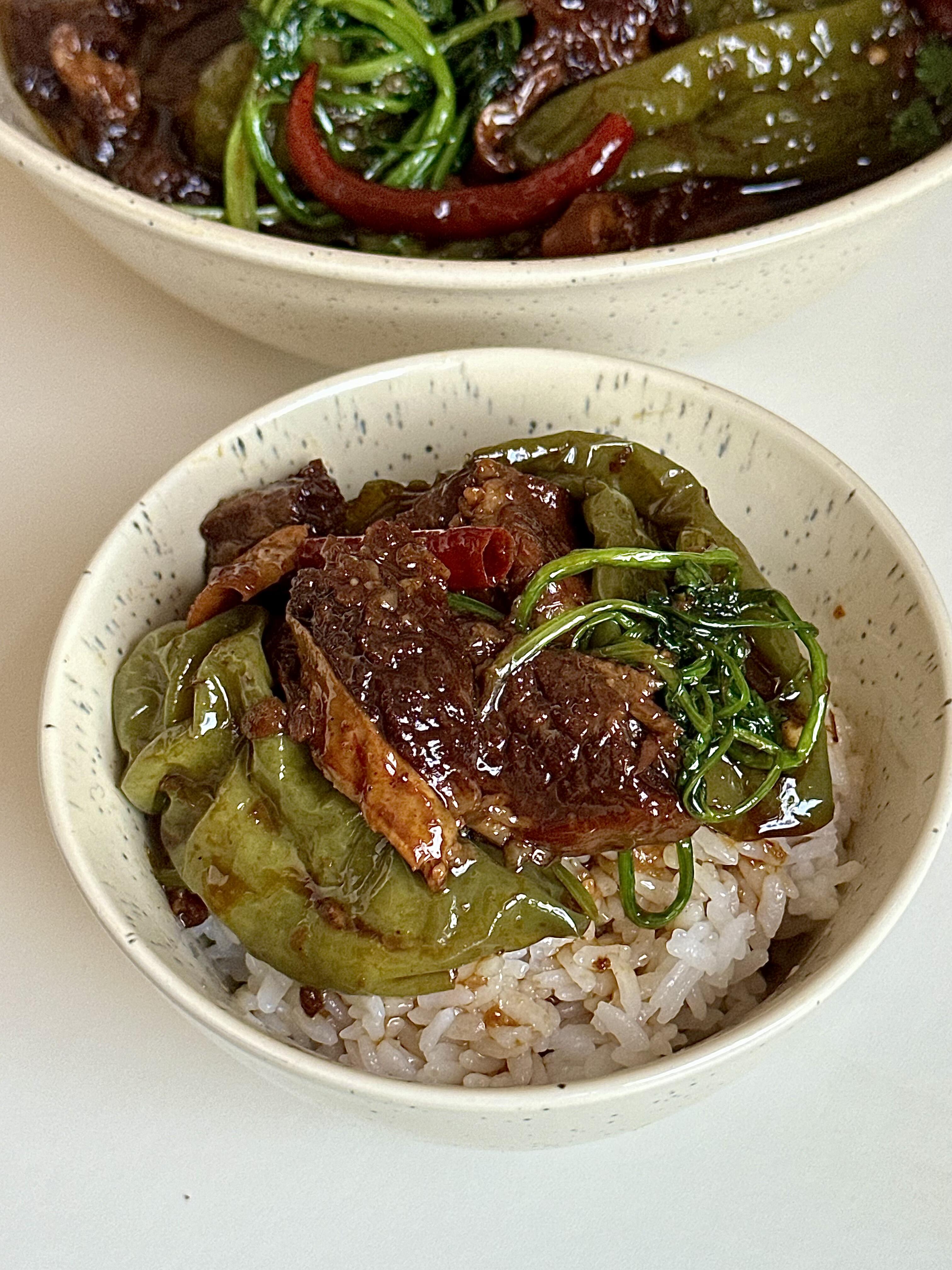 辣椒香菜酱牛肉，香到我老公连吃三碗饭
这道辣椒香菜酱牛肉真的巨下饭，牛肉炖得软烂