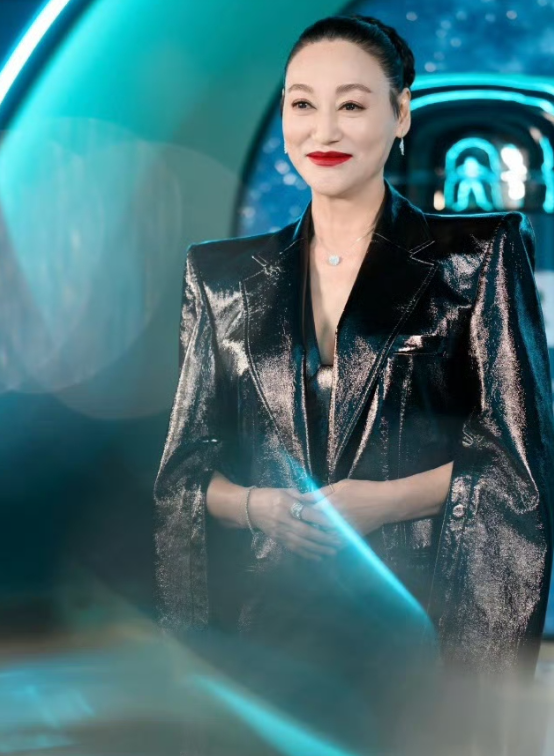 有位粉丝在惠英红评论区留言
惠英红直接回复纠正，不得不说，惠英红纠正得挺对
在她