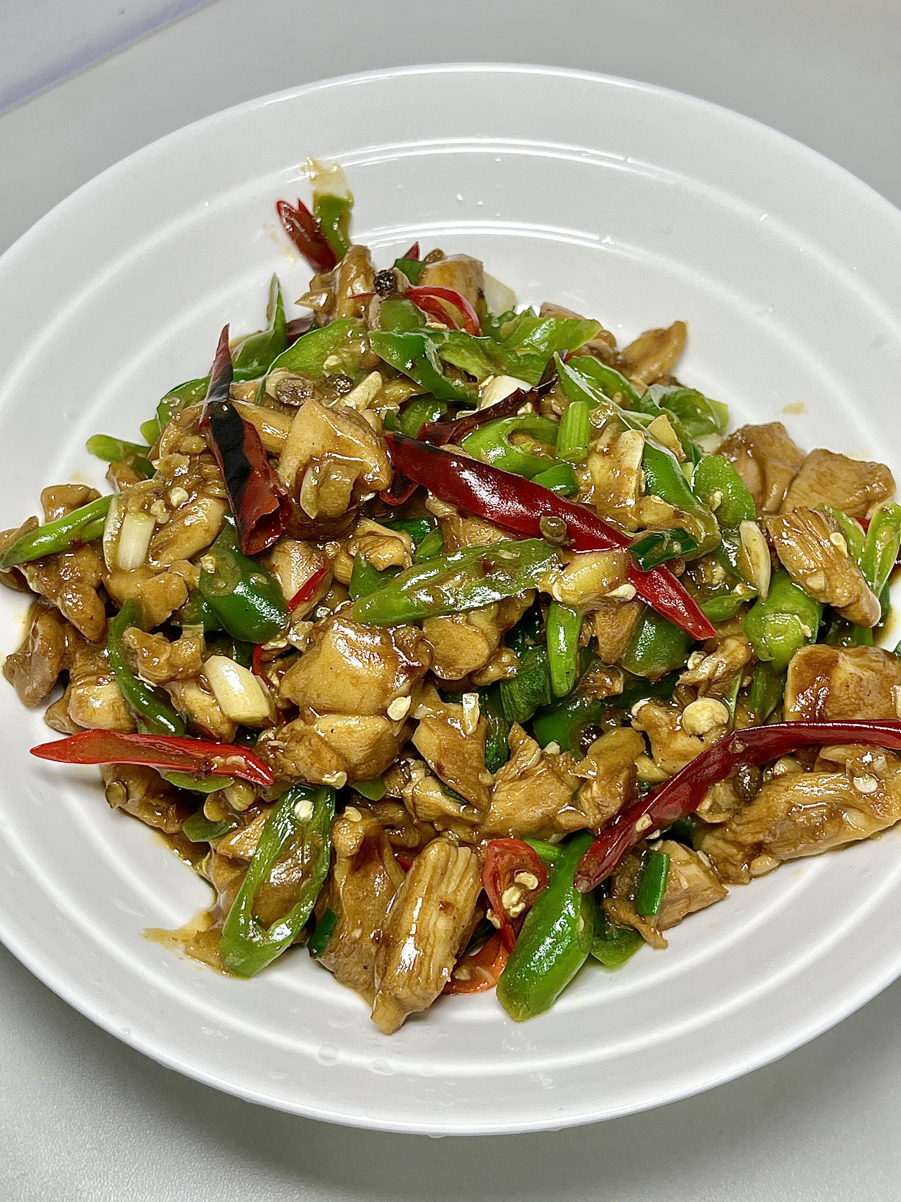 我妈教我的配方！香辣过瘾，3碗米饭不够吃，连吃一周都不腻！

真的不是夸张！这盘