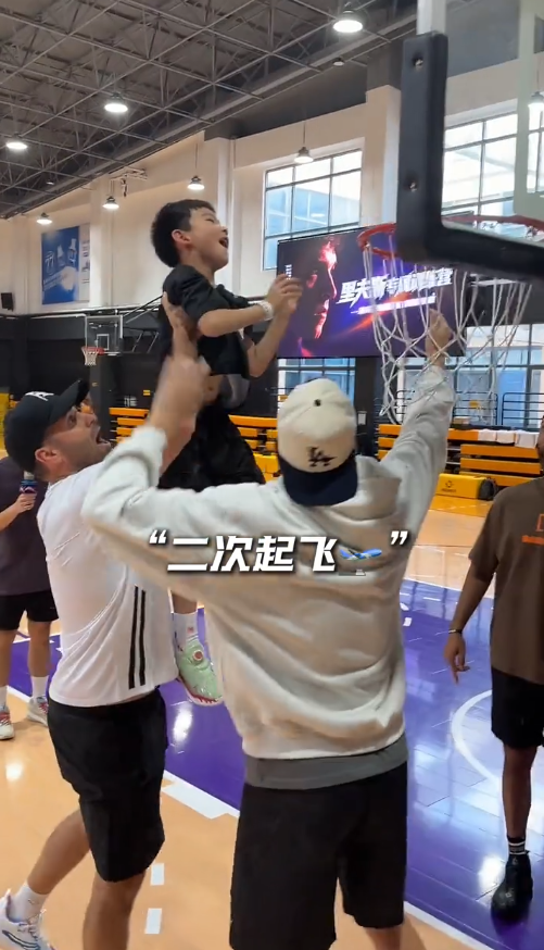 某体育博主在社交平台发布一段现场视频，记录下湖人球星奥斯汀·里夫斯中国行厦门站互