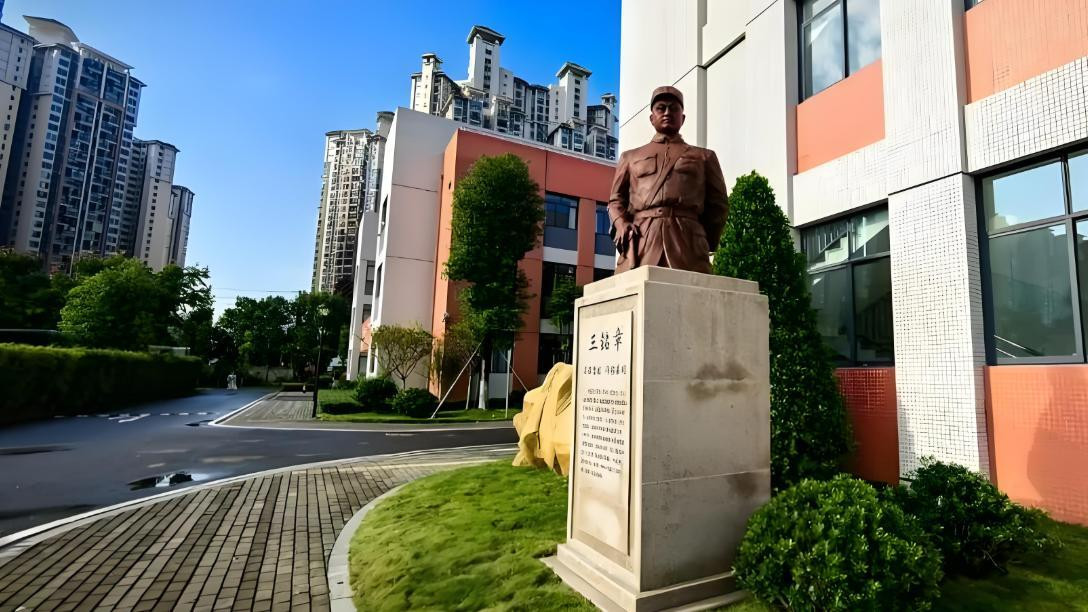 王铭章以劣势装备坚守滕县四天半，以身殉国，为台儿庄大捷奠基