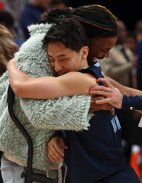 最好的大哥！莫兰特转发河村勇辉在公牛的第一分，并写道：“🔥。”

今天河村勇辉