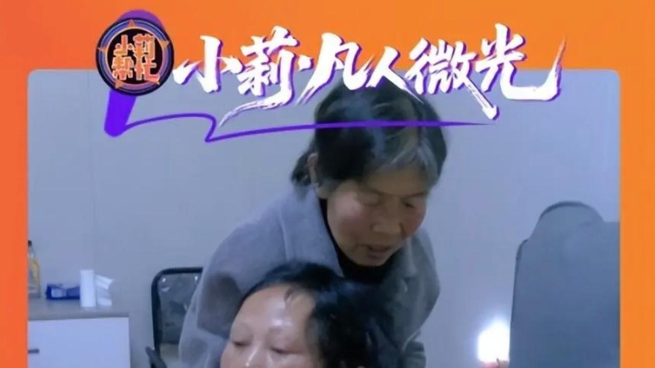 儿媳成“3岁智力”，婆婆守17年：一句“我来伺候”，看哭全网