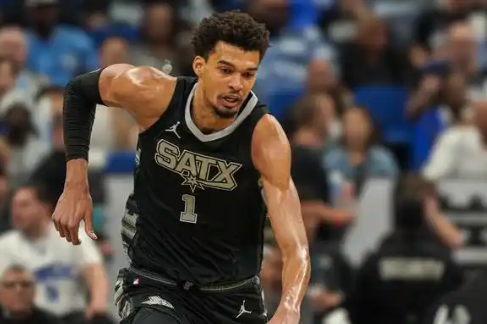 NBA季后赛马刺vs雷霆G5比赛，裁判是一方面，马刺打得也是不行也是一方面，失误