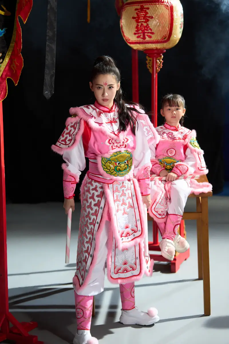 张柏芝穿英歌舞服挥棒起舞 扎高马尾画花钿英气灵动