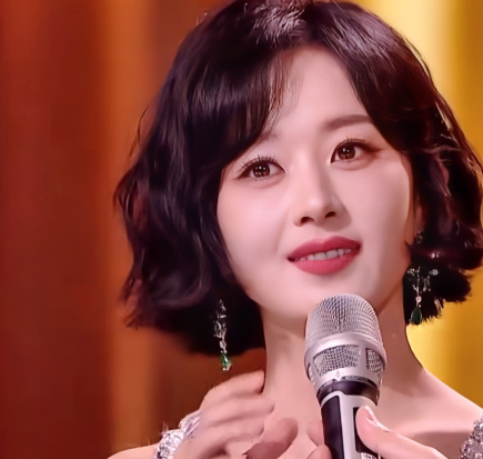 2024年9月赵丽颖捧起飞天奖杯
这个从廊坊农村走出来的姑娘，终于被命运狠狠拥抱