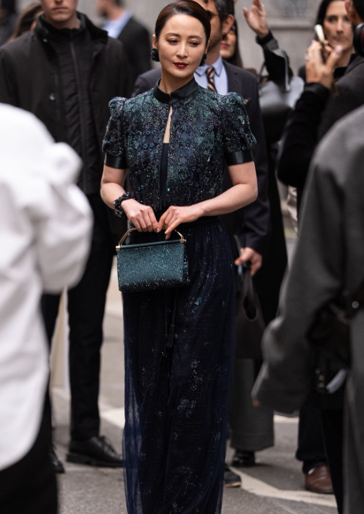 51岁蒋勤勤看秀生图
一身中国风造型，好端庄的东方美，纯元皇后本人没错了
蒋勤勤