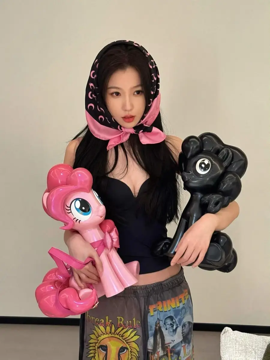 虞书欣穿紧身背心身材窈窕 对镜比耶少女感满满