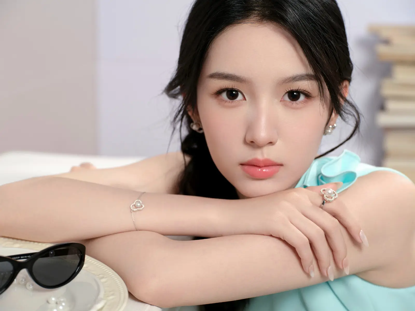 周也薄荷绿单肩裙配麻花辫 书卷气与清冷感并存