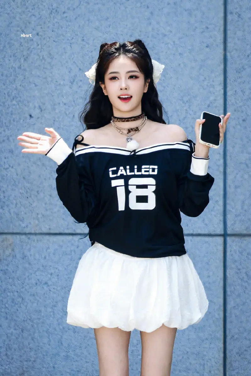 白鹿猫耳发型元气十足！黑T搭配白色短裙好灵动