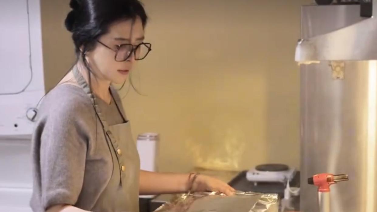 王祖贤晒工作vlog：为客户理疗很熟练，长发挽起显温柔