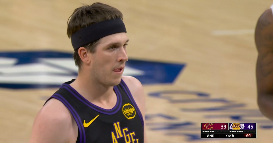 湖人超级后卫里弗斯真是一碰强队就拉胯！在今天湖人主场迎战骑士的强强对话中，目前双