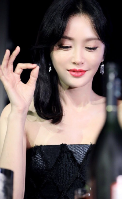 美丽智慧的秦岚的写真照片，美炸了