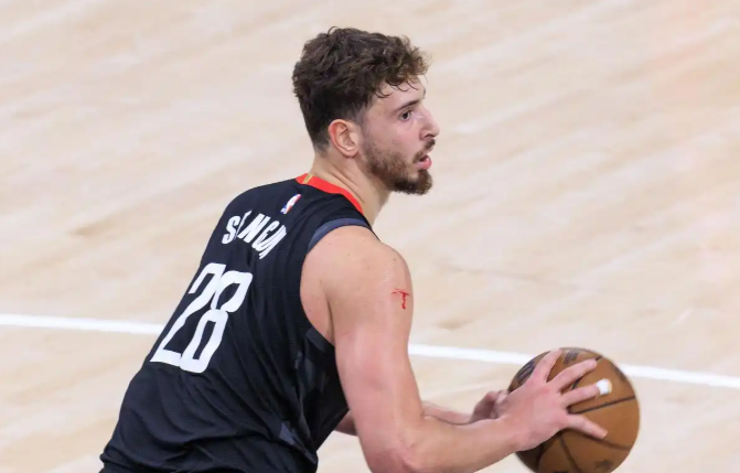 很难理解要把一个命中率极低的中锋立为核心
申京连续两年真实命中率都不高，今年也只