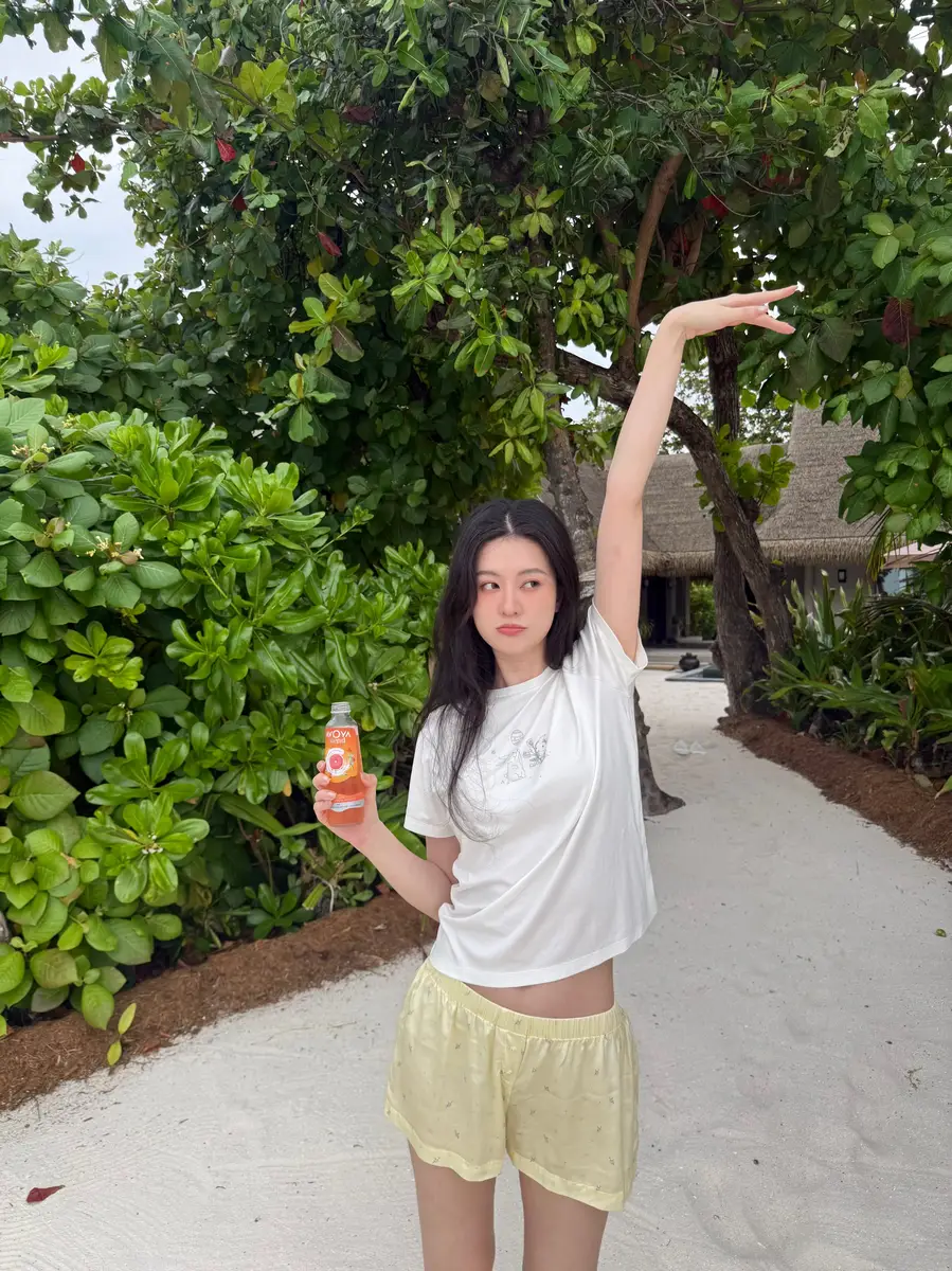 乔欣晒马尔代夫旅行随拍笑容灿烂 手拿饮料灵动可爱