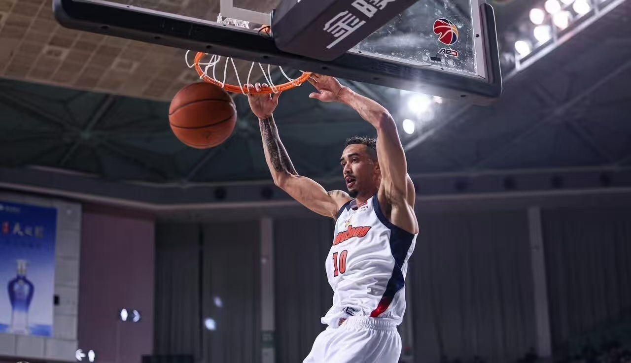 广东内线真空，又陷入外援单打，杰胡兄弟没担当，小崔沦为纯蓝领