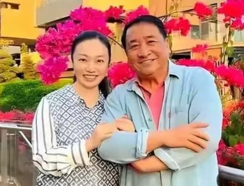 75岁姜昆与46岁女儿姜珊
姜珊目前是一名‌影视幕后从业者‌，事业有成。她‌至今