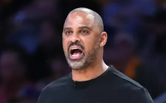 湖人对阵火箭G5的比赛即将开始。
赛前，美国篮球记者Dave McMenamin