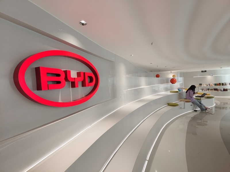 比亚迪在欧洲可太猛了，1月销量超特斯拉1倍多！2026年1月欧洲车市低迷，注册量