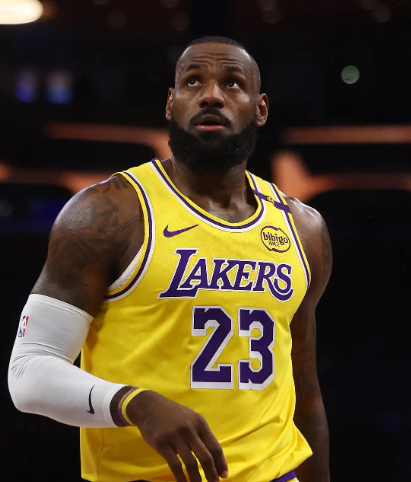 让东契奇去做一个类似欧文的角色，组织权还是让老头或者里弗斯来，湖人能更有章法，甚